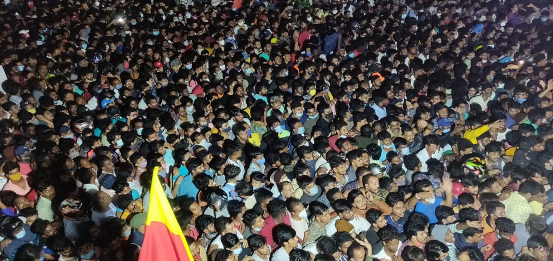 സാൻഡൽവുഡിന്റെ രാജകുമാരനെ കാണാൻ ഒഴുകിയെത്തി പതിനായിരങ്ങൾ... സാൻഡൽവുഡിന്റെ രാജകുമാരനെ കാണാൻ ഒഴുകിയെത്തി പതിനായിരങ്ങൾ...