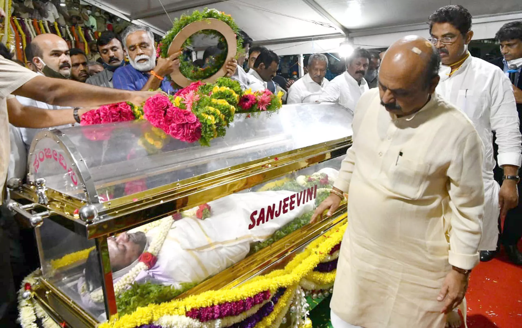 സാൻഡൽവുഡിന്റെ രാജകുമാരനെ കാണാൻ ഒഴുകിയെത്തി പതിനായിരങ്ങൾ... സാൻഡൽവുഡിന്റെ രാജകുമാരനെ കാണാൻ ഒഴുകിയെത്തി പതിനായിരങ്ങൾ...