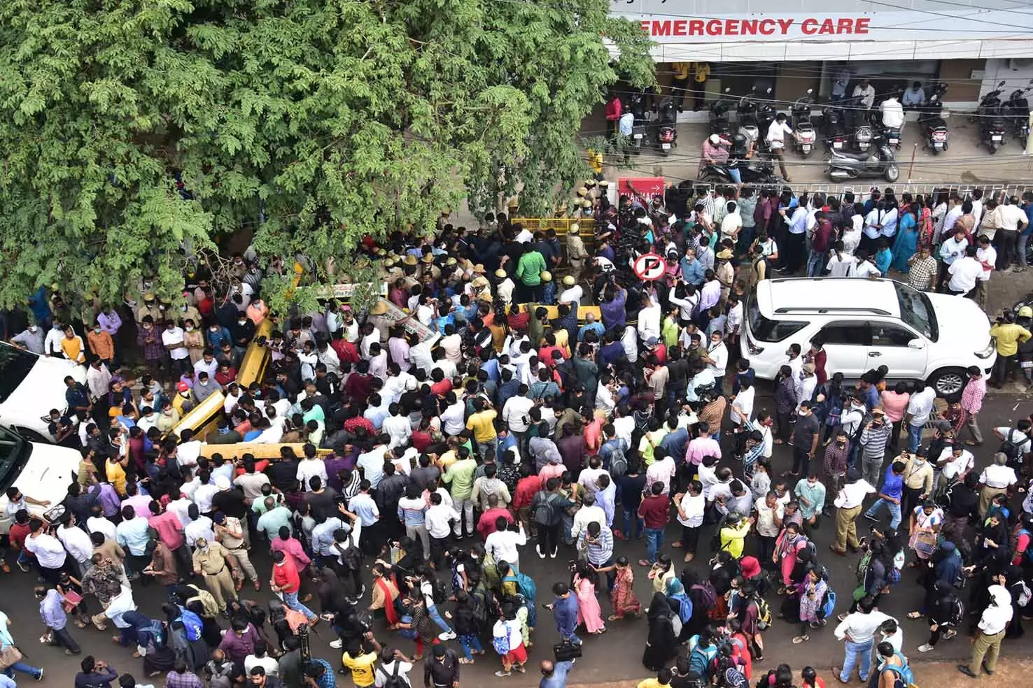 സാൻഡൽവുഡിന്റെ രാജകുമാരനെ കാണാൻ ഒഴുകിയെത്തി പതിനായിരങ്ങൾ... സാൻഡൽവുഡിന്റെ രാജകുമാരനെ കാണാൻ ഒഴുകിയെത്തി പതിനായിരങ്ങൾ...