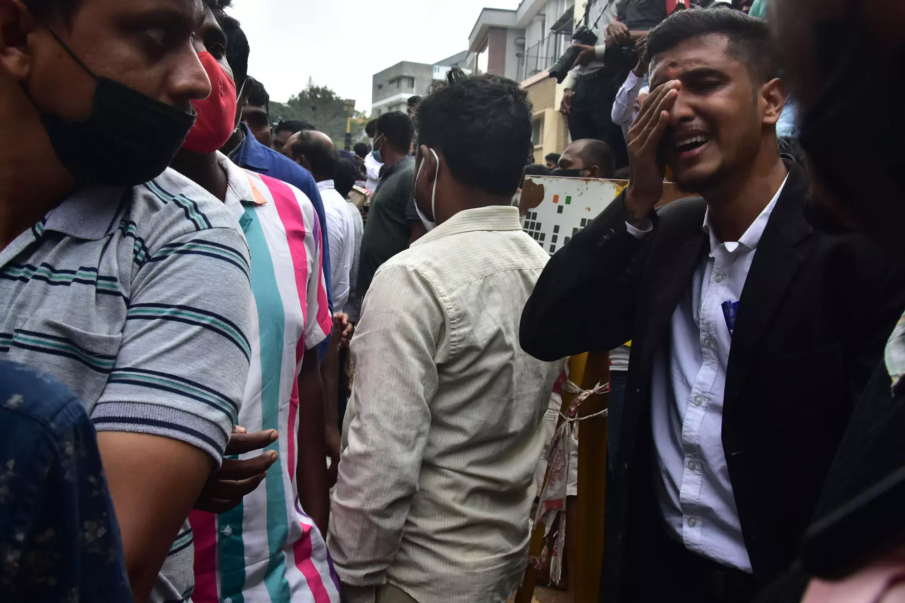 സാൻഡൽവുഡിന്റെ രാജകുമാരനെ കാണാൻ ഒഴുകിയെത്തി പതിനായിരങ്ങൾ... സാൻഡൽവുഡിന്റെ രാജകുമാരനെ കാണാൻ ഒഴുകിയെത്തി പതിനായിരങ്ങൾ...