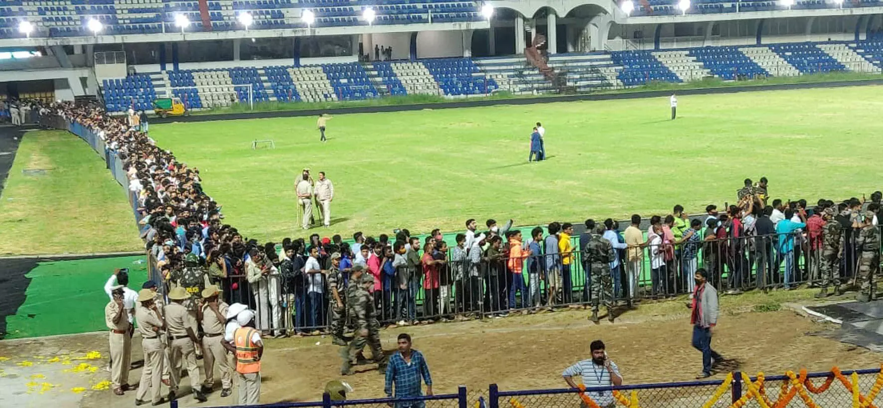 സാൻഡൽവുഡിന്റെ രാജകുമാരനെ കാണാൻ ഒഴുകിയെത്തി പതിനായിരങ്ങൾ... സാൻഡൽവുഡിന്റെ രാജകുമാരനെ കാണാൻ ഒഴുകിയെത്തി പതിനായിരങ്ങൾ...