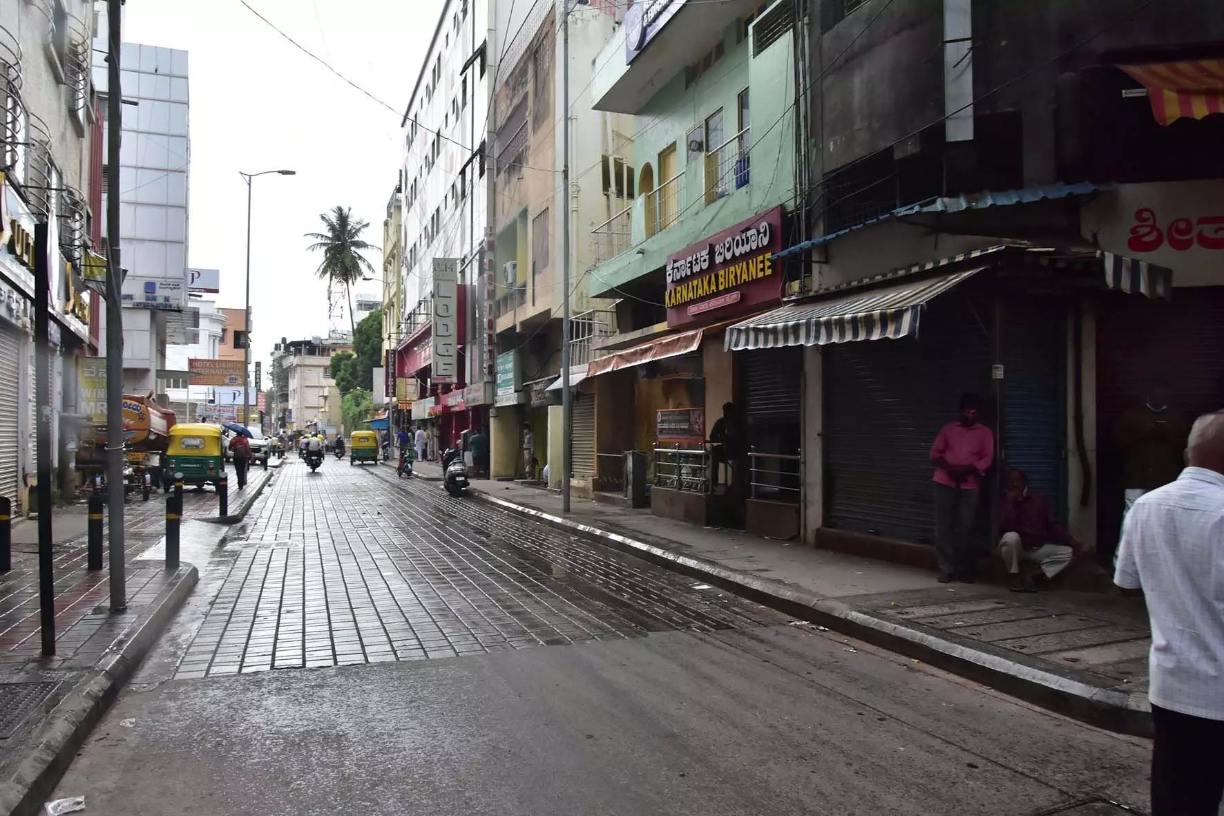 സാൻഡൽവുഡിന്റെ രാജകുമാരനെ കാണാൻ ഒഴുകിയെത്തി പതിനായിരങ്ങൾ... സാൻഡൽവുഡിന്റെ രാജകുമാരനെ കാണാൻ ഒഴുകിയെത്തി പതിനായിരങ്ങൾ...