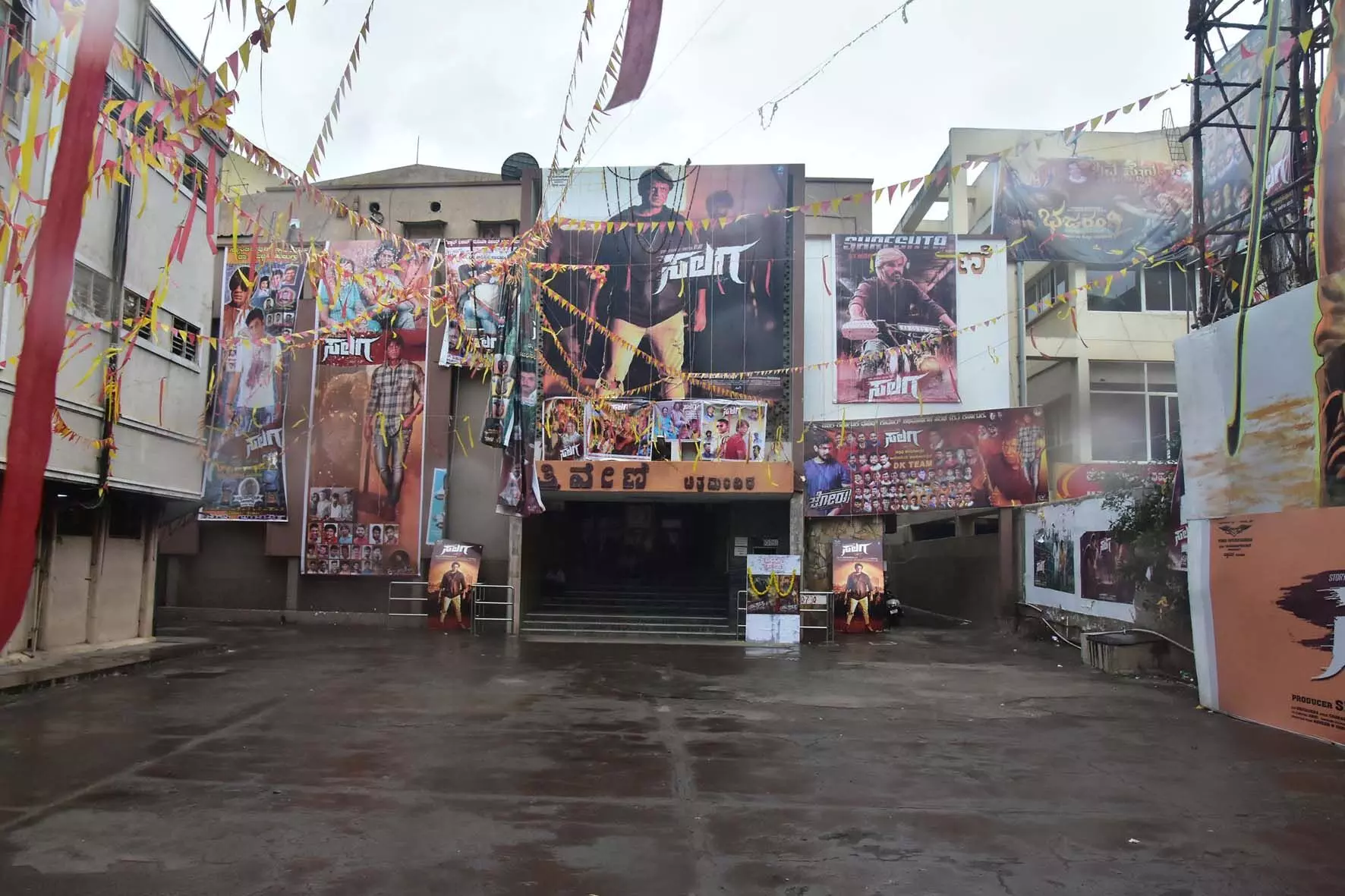 സാൻഡൽവുഡിന്റെ രാജകുമാരനെ കാണാൻ ഒഴുകിയെത്തി പതിനായിരങ്ങൾ... സാൻഡൽവുഡിന്റെ രാജകുമാരനെ കാണാൻ ഒഴുകിയെത്തി പതിനായിരങ്ങൾ...