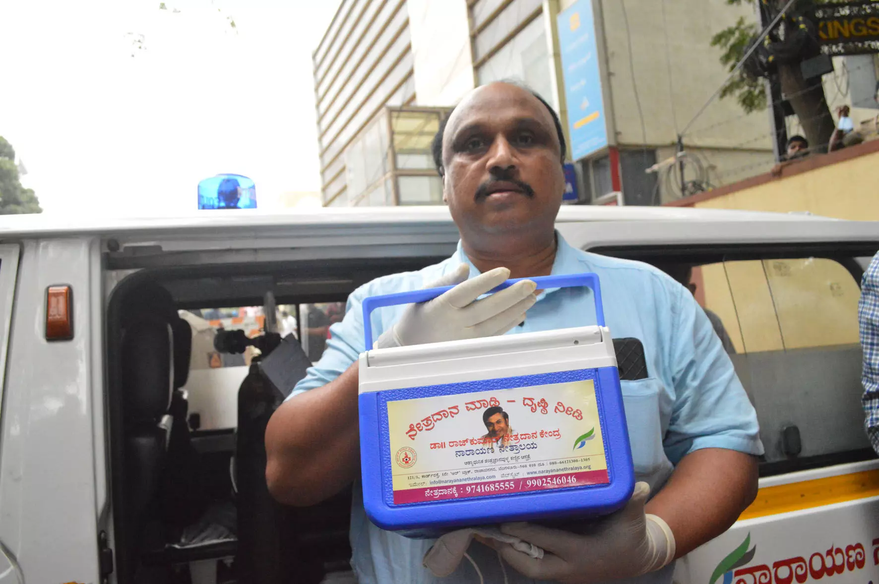 സാൻഡൽവുഡിന്റെ രാജകുമാരനെ കാണാൻ ഒഴുകിയെത്തി പതിനായിരങ്ങൾ... സാൻഡൽവുഡിന്റെ രാജകുമാരനെ കാണാൻ ഒഴുകിയെത്തി പതിനായിരങ്ങൾ...