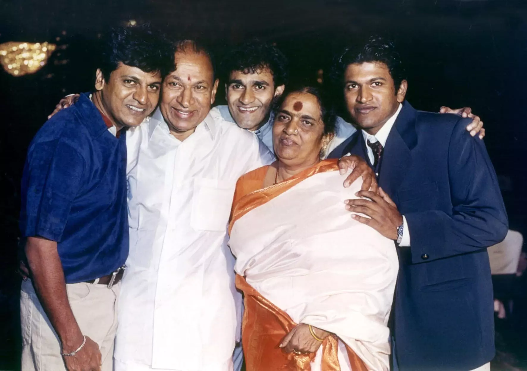 സാൻഡൽവുഡിന്റെ രാജകുമാരനെ കാണാൻ ഒഴുകിയെത്തി പതിനായിരങ്ങൾ... സാൻഡൽവുഡിന്റെ രാജകുമാരനെ കാണാൻ ഒഴുകിയെത്തി പതിനായിരങ്ങൾ...