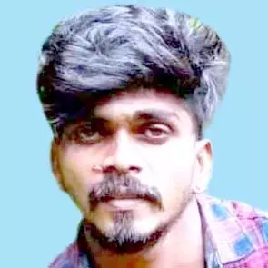 ഓ​ട്ടോ​യും ബൈ​ക്കും കൂ​ട്ടി​യി​ടി​ച്ച് യു​വാ​വ് മ​രി​ച്ചു