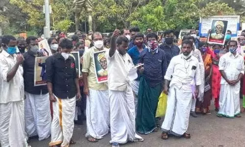 കലക്ടറേറ്റിനു മുന്നിൽ രാത്രിയിലും ആദിവാസികളുടെ പ്രതിഷേധം