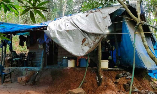 ഈ ചോർന്നൊലിക്കുന്ന കൂരയിലുണ്ട്​​ ഫുൾ എ പ്ലസ്​ മിടുക്കി