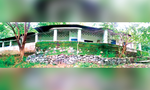 ആദിവാസി കോളനികളിലെ വിദ്യാർഥികൾ ചോദിക്കുന്നു, ​ഞങ്ങളെങ്ങനെ സ്​കൂളിലെത്തും?