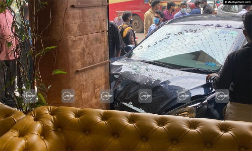 ഷോറൂമിൽ നിന്നിറക്കിയ പുത്തൻ കാർ എതിർവശത്തെ ഫർണിച്ചർ കടയിൽ ഇടിച്ചുകയറി