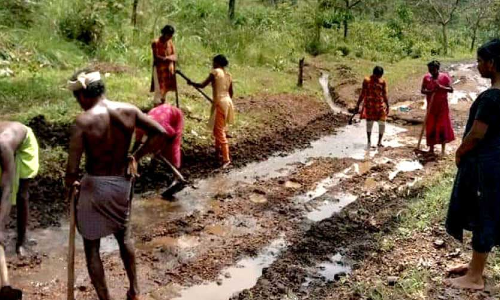 വ​ന​ത്തി​ലെ ഉ​രു​ൾ​പൊ​ട്ട​ൽ; ആ​ദി​വാ​സി  കേ​ന്ദ്ര​ങ്ങ​ളി​ലേ​ക്കു​ള്ള റോ​ഡു​ക​ള്‍ ത​ക​ര്‍ന്നു