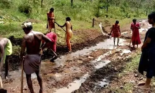 വ​ന​ത്തി​ലെ ഉ​രു​ൾ​പൊ​ട്ട​ൽ; ആ​ദി​വാ​സി  കേ​ന്ദ്ര​ങ്ങ​ളി​ലേ​ക്കു​ള്ള റോ​ഡു​ക​ള്‍ ത​ക​ര്‍ന്നു