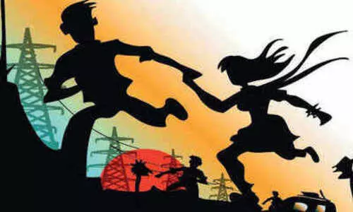 നവവധു 51 പ​വനും കാറുമായി കാ​മു​ക​നൊ​പ്പം നാ​ടു​വി​ട്ടു