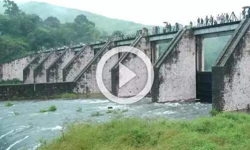 മു​ല്ല​പ്പെ​രി​യാ​ര്‍ അ​ണ​ക്കെ​ട്ട് ​തുറക്കുന്നതിന്റെ ദൃശ്യങ്ങൾ