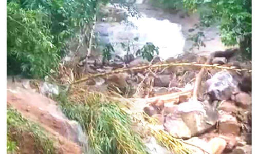 മലവെള്ളപ്പാച്ചിൽ എല്ലാം തൂത്തെറിഞ്ഞു; വഴിയാധാരമായി ഒരു കുടുംബം