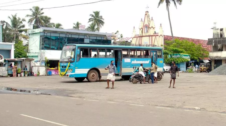 വി​ദ്യാ​ർ​ഥി​ക​ൾ ക​ണ്ട​ക്ട​റെ മ​ർ​ദി​ച്ചു; സ്വ​കാ​ര്യ ബ​സു​ക​ൾ പ​ണി​മു​ട​ക്കി