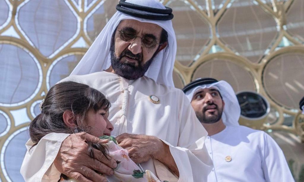 ഫോട്ടോയെടുക്കാൻ കരഞ്ഞ കുട്ടിയെ ചേർത്തണച്ച് ദുബൈ ഭരണാധികാരി ഫോട്ടോയെടുക്കാൻ കരഞ്ഞ കുട്ടിയെ ചേർത്തണച്ച് ദുബൈ ഭരണാധികാരി