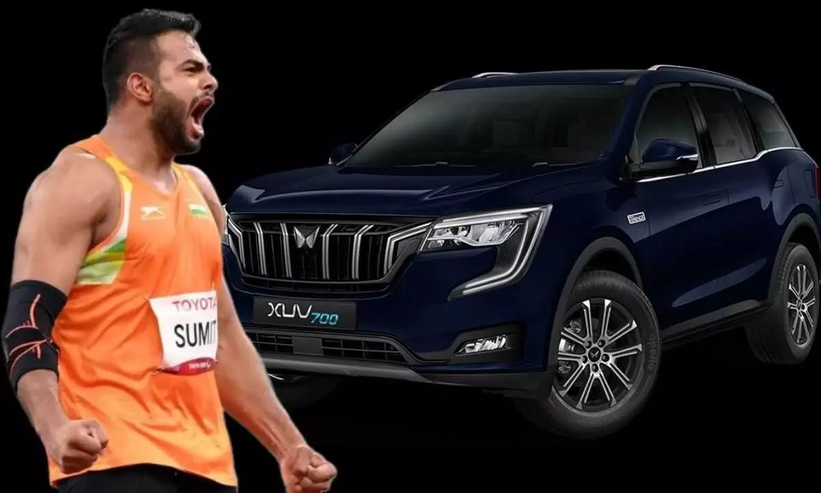 ആദ്യ എക്​സ്​.യു.വി 700 ജാവലിൻ ഗോൾഡ്​ എഡിഷൻ ​കൈമാറി; ഏറ്റുവാങ്ങിയത്​ രാജ്യത്തി​െൻറ അഭിമാന താരം