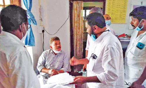 സഹോദരങ്ങളെ ബുദ്ധിമുട്ടിക്കുന്നു; സ്പെഷൽ വില്ലേജ് ഓഫിസറെ ഉപരോധിച്ചു