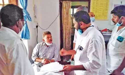 സഹോദരങ്ങളെ ബുദ്ധിമുട്ടിക്കുന്നു; സ്പെഷൽ വില്ലേജ് ഓഫിസറെ ഉപരോധിച്ചു