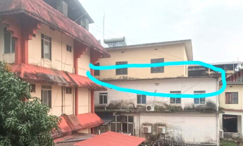 ആശുപത്രി കെട്ടിടത്തിലെ സൺഷേഡിൽ കുടുങ്ങിയ മൂന്നര വയസ്സുകാരിയെ രക്ഷപ്പെടുത്തി