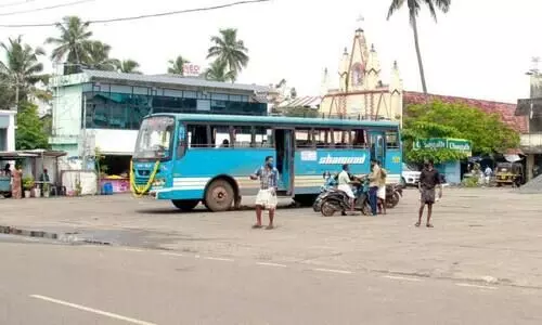 വി​ദ്യാ​ർ​ഥി​ക​ൾ ക​ണ്ട​ക്ട​റെ മ​ർ​ദി​ച്ചു; സ്വ​കാ​ര്യ ബ​സു​ക​ൾ പ​ണി​മു​ട​ക്കി