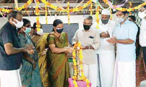 ഷീ​ല ടീ​ച്ച​ർ പ​ടി​യി​റ​ങ്ങി; സ്വ​ന്തം ചെ​ല​വി​ൽ സ്കൂ​ൾ ന​വീ​ക​രി​ച്ച്​