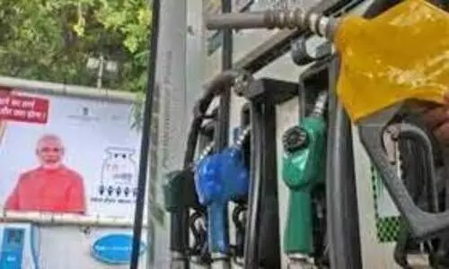 കുതിച്ചുയർന്ന്​ ഇന്ധനവില; പെട്രോൾ-ഡീസൽ വില വീണ്ടും കൂട്ടി