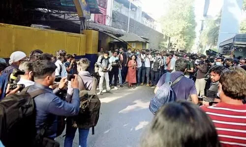 Mobile phones stolen from people who turned up at Arthur Road jail to see Aryan Khan