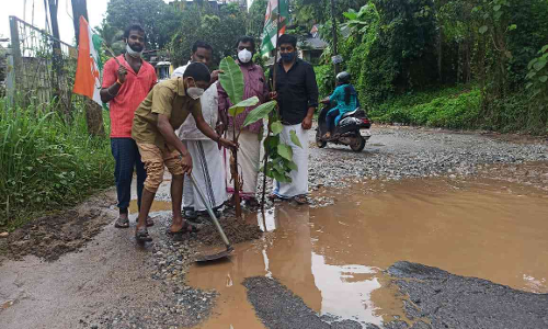 റോഡിൽ വാഴനട്ട്​ യൂത്ത് കോൺഗ്രസ് പ്രതിഷേധം
