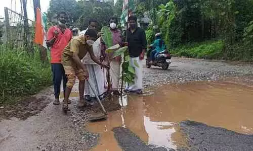 റോഡിൽ വാഴനട്ട്​ യൂത്ത് കോൺഗ്രസ് പ്രതിഷേധം