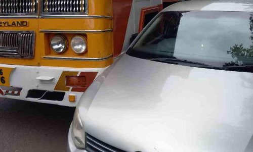 കാറിൽ ലോറി മുട്ടിയതിനെ തുടർന്ന് നഗരത്തിൽ ഗതാഗതം സ്തംഭിച്ചു