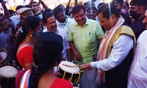 ശിങ്കാരിമേളക്കാരോടൊപ്പം ചെണ്ടകൊട്ടി കേന്ദ്ര മന്ത്രി