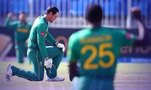 ബ്ലാ​ക്ക്​ ലൈ​വ്​​സ്​ മാ​റ്റ​ർ​; ഡി​കോക്കിനെ മുട്ടുകുത്തിച്ച്​ ദക്ഷിണാഫ്രിക്ക