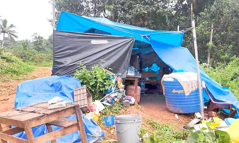 ദുരിതാശ്വാസക്യാമ്പില്നിന്ന് തിരികെയെത്തിയവർ ഹാരിസണ് തോട്ടത്തില് കുടില്കെട്ടി ദുരിതാശ്വാസക്യാമ്പില്നിന്ന് തിരികെയെത്തിയവർ ഹാരിസണ് തോട്ടത്തില് കുടില്കെട്ടി