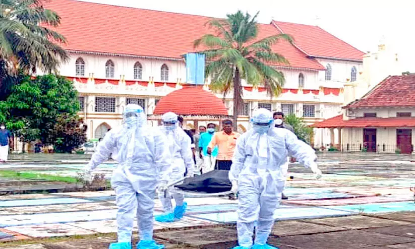 വീട്ടില് വെള്ളക്കെട്ട്: ഹിന്ദുമതവിശ്വാസിക്ക് സംസ്കാരത്തിന് സ്ഥലം നല്കി എടത്വപള്ളി വീട്ടില് വെള്ളക്കെട്ട്: ഹിന്ദുമതവിശ്വാസിക്ക് സംസ്കാരത്തിന് സ്ഥലം നല്കി എടത്വപള്ളി