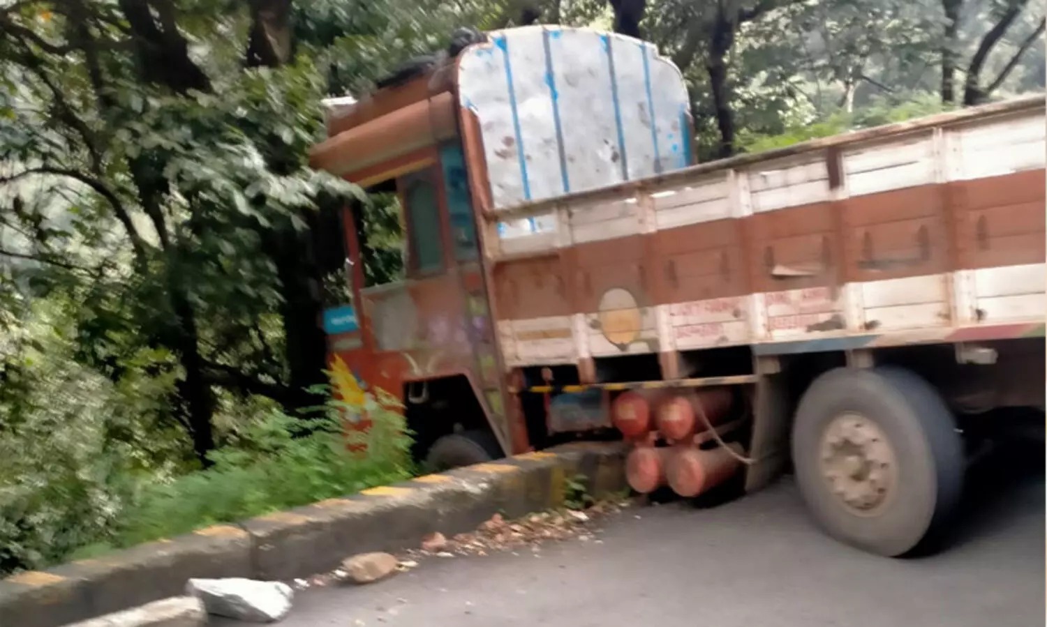 വയനാട്​ ചുരത്തിൽ ​ലോറി അപകടം; ഗതാഗതം മുടങ്ങി