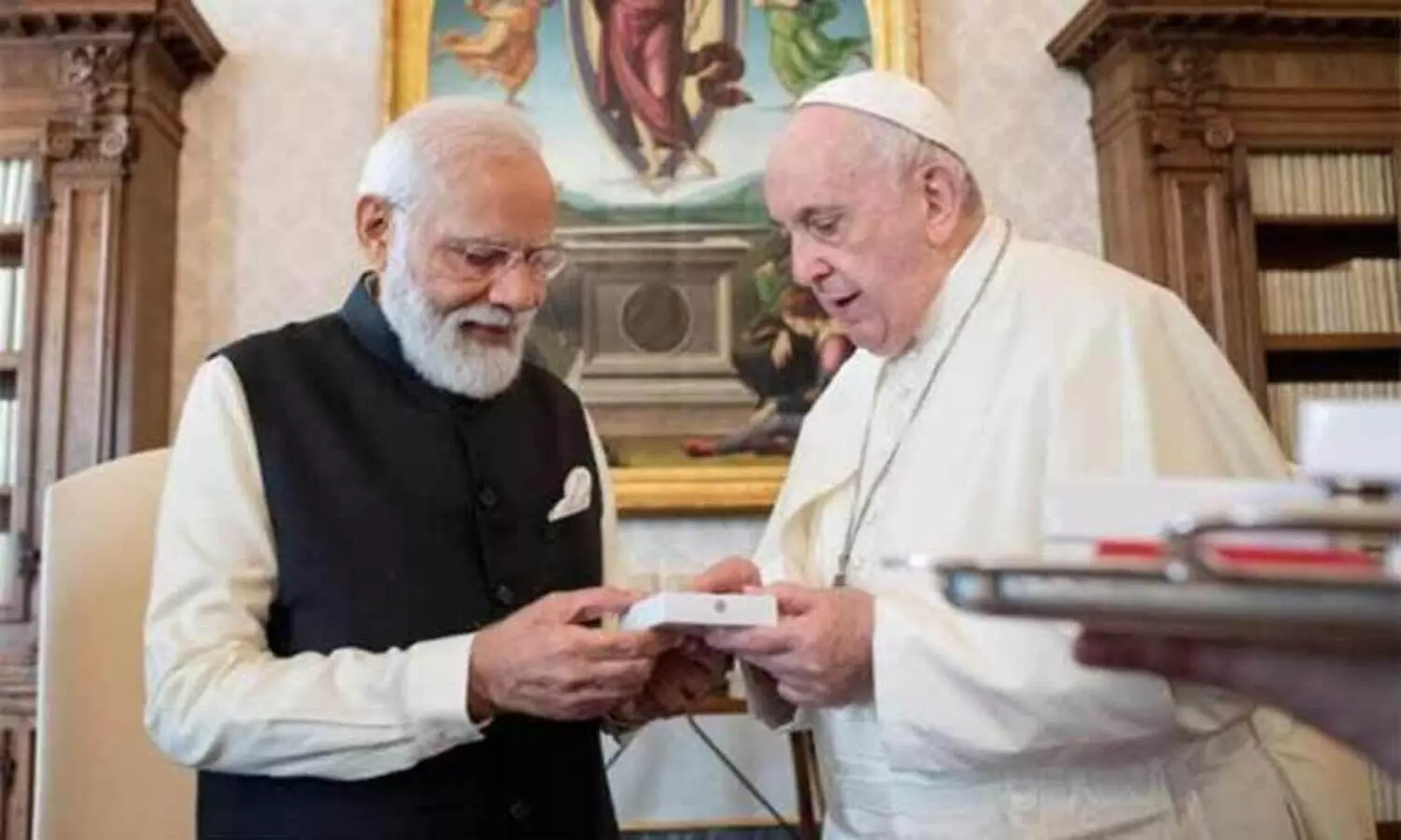 മാർപാപ്പ മോദിക്ക്​ നൽകിയ ആ സമ്മാനം ശ്രദ്ധിച്ചുവോ? അതിൽ ഒളിഞ്ഞിരിക്കുന്നത് എന്താണ്​​?