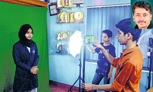 സ്കൂ​ൾ തു​റ​ക്കാ​ൻ കാ​ത്തു​നി​ൽ​ക്കാ​തെ മാ​ഷ് പോ​യി; സ്വ​പ്നം ഇ​നി മ​ക്ക​ൾ വാ​ർ​ത്ത​യാ​ക്കും