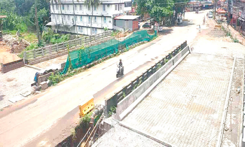 അടൂരിലെ ഇരട്ടപ്പാലം പണി വൈകും;  ജല അതോറിറ്റി പൈപ്പിടാൻ സമയം ചോദിച്ചത് 100 ദിവസം