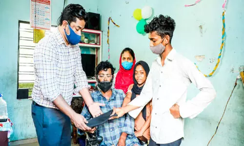 വീണ്ടും സുബൈറി​െൻറ അപേക്ഷയെത്തി; രണ്ടാമതും വീല്‍ചെയര്‍ സമ്മാനിച്ച് എം.എ. യൂസുഫലി