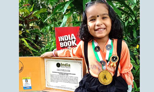 ഒ​മ്പ​ത്​ മി​നി​റ്റി​ൽ 32 ഭാ​ഷ​ക​ളി​ലെ കു​ട്ടി​ക്ക​വി​ത​ക​ൾ;  ഇ​ന്ത്യ ബു​ക്ക്​​ ഒാ​ഫ്​ റെ​ക്കോ​ഡ്​​​സി​ൽ ഇ​ടം​നേ​ടി മൂ​ന്ന്​ വ​യ​സ്സു​കാ​രി