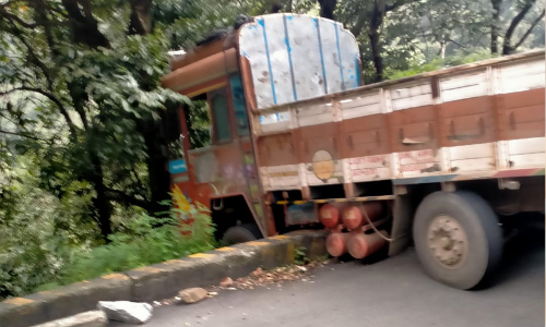 വയനാട്​ ചുരത്തിൽ ​ലോറി അപകടം; ഗതാഗതം മുടങ്ങി
