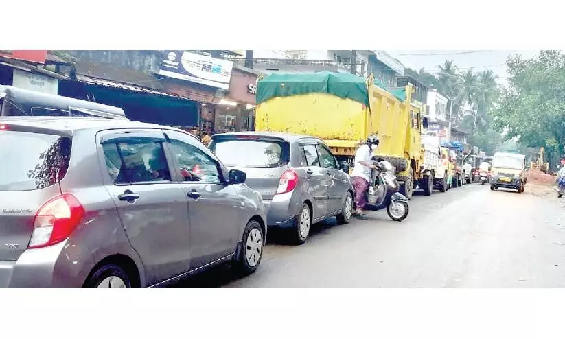പ്രവൃത്തി ഇഴയുന്നു; ഗതാഗത കുരുക്കിലമര്‍ന്ന്‍ സംസ്ഥാന പാത