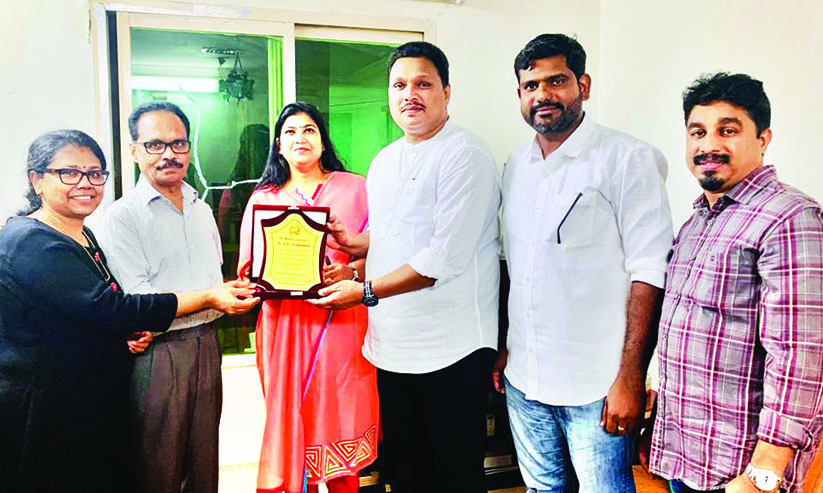 എ.ഡി. ഗോപിനാഥിനും രാധ ഗോപിനാഥിനും യാത്രയയപ്പ് നൽകി എ.ഡി. ഗോപിനാഥിനും രാധ ഗോപിനാഥിനും യാത്രയയപ്പ് നൽകി