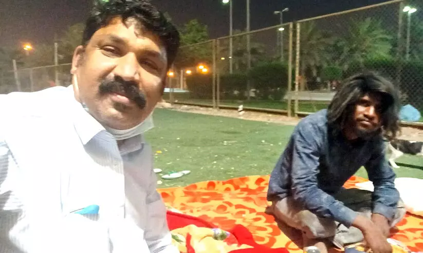മനോനില തെറ്റി തെരുവിൽ അലഞ്ഞ യുവാവിന്​ സാന്ത്വനമായി മലയാളി