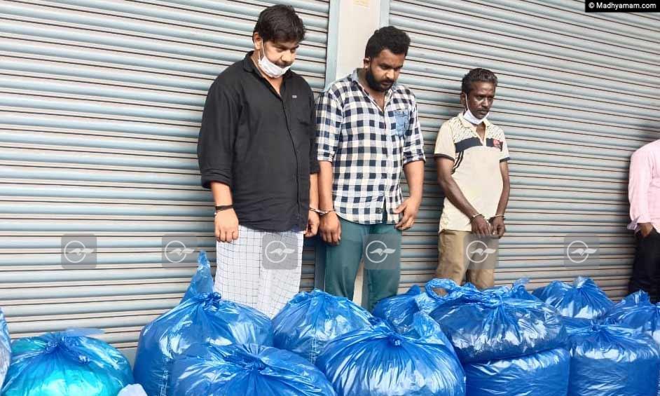 ആന്ധ്രയിൽ നിന്ന് കോഴിക്കോട്ടേക്ക് കടത്തിയ 205 കിലോ കഞ്ചാവ് പിടികൂടി; ലോറി ഡ്രൈവറടക്കം മൂന്ന് പേർ പിടിയിൽ ആന്ധ്രയിൽ നിന്ന് കോഴിക്കോട്ടേക്ക് കടത്തിയ 205 കിലോ കഞ്ചാവ് പിടികൂടി; ലോറി ഡ്രൈവറടക്കം മൂന്ന് പേർ പിടിയിൽ