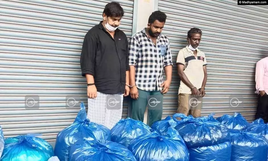 ആന്ധ്രയിൽ നിന്ന് കോഴിക്കോട്ടേക്ക് കടത്തിയ 205 കിലോ കഞ്ചാവ് പിടികൂടി; ലോറി ഡ്രൈവറടക്കം മൂന്ന് പേർ പിടിയിൽ ആന്ധ്രയിൽ നിന്ന് കോഴിക്കോട്ടേക്ക് കടത്തിയ 205 കിലോ കഞ്ചാവ് പിടികൂടി; ലോറി ഡ്രൈവറടക്കം മൂന്ന് പേർ പിടിയിൽ