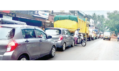 പ്രവൃത്തി ഇഴയുന്നു; ഗതാഗത കുരുക്കിലമര്‍ന്ന്‍ സംസ്ഥാന പാത
