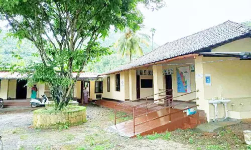 ഹൈടെക് കാലത്ത് സർക്കാർ നോട്ടമെത്താതെ പൊതുവിദ്യാലയം